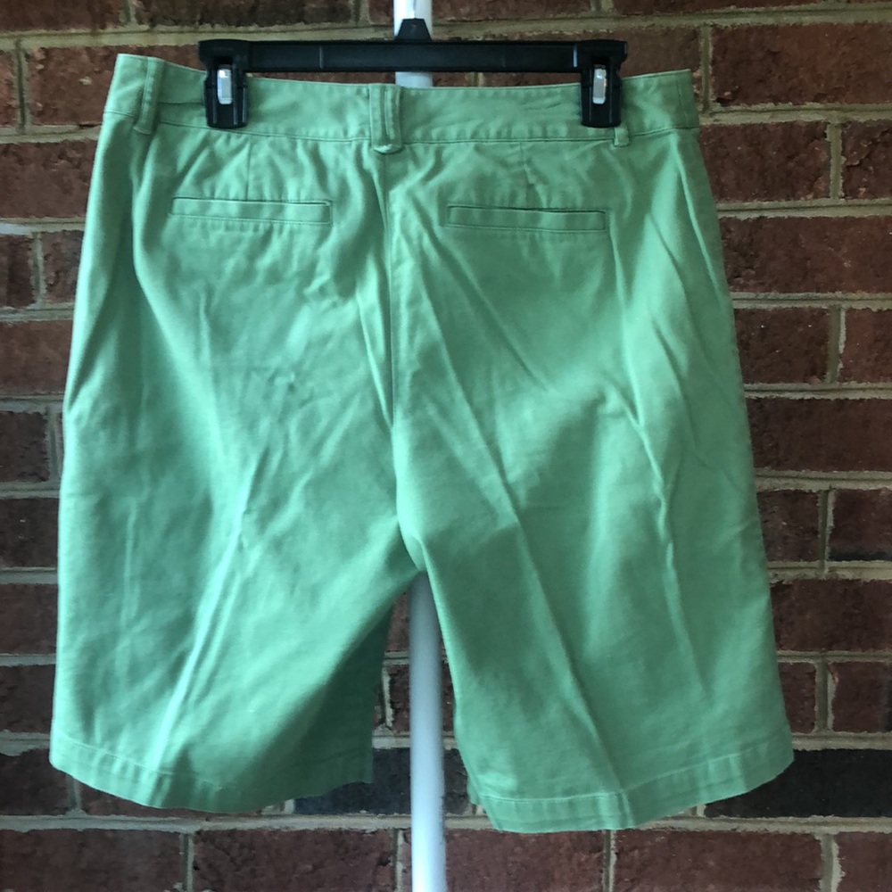 Villager-(Liz Claiborne) Stretch shorts Size 10 - Picture 3 of 5
